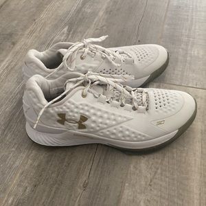 Under Armour Curry Low “Championship” US Size 8.5 MVP White/GLD.  Shows wear